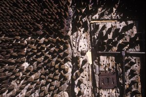 Púas de metal incrustadas en una puerta del castillo de Spanish School
