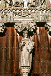 El portal oeste con estatua de la Virgen y el Niño y relieve del Juicio Final