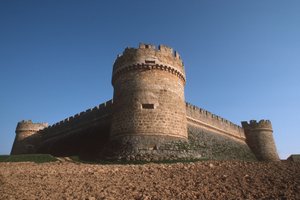 Tres torres de esquina y murallas perimetrales desde abajo de Spanish School