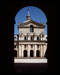 Vista de la fachada de la iglesia del Real Sitio de Spanish School