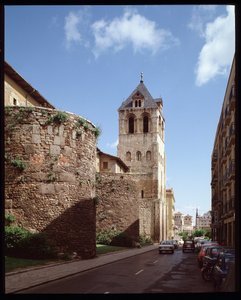 Vista de la Basílica y murallas romanas de Spanish School