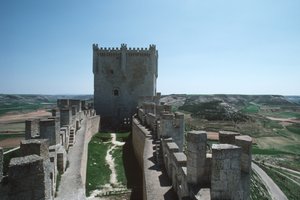 Vista de las murallas del castillo y la torre del homenaje