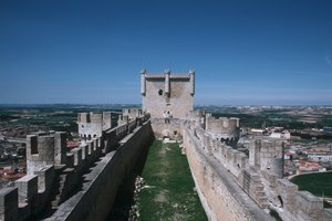Vista de las murallas del castillo y la torre del homenaje