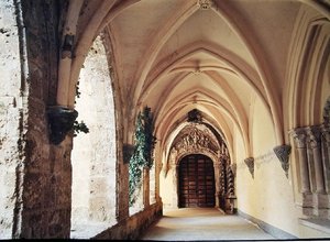 Vista del claustro del monasterio, fundado en 1194 y trasladado a su ubicación actual en 1218 de Spanish School