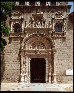 Vista de la puerta plateresca de Spanish School