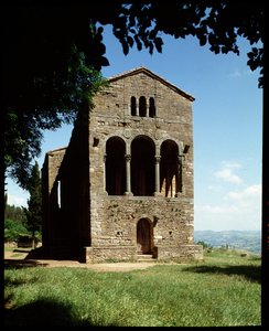 Vista de la iglesia de Santa María de Spanish School