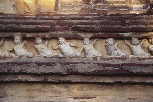 Relieve que representa enanos en el exterior de la Casa de la Imagen Thivanka