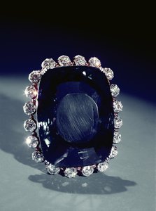 El broche Logan (zafiro y diamante) de Sri Lankan School