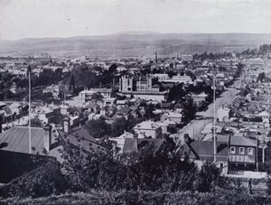 Launceston: Vista desde Upper Brisbane Street, con vistas a las calles Brisbane y Paterson, con el State High School en el centro (foto en blanco y negro) de Stephen Spurling