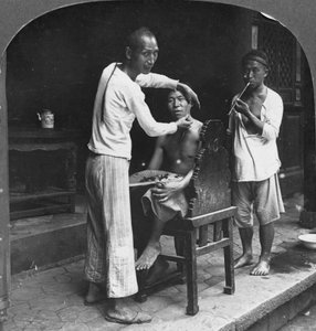 Un barbero chino en Bhamo, Birmania, 1908