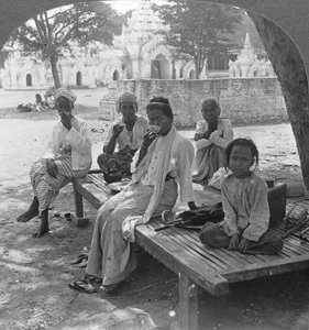 Una bebida social de café, Mandalay, Birmania, 1908