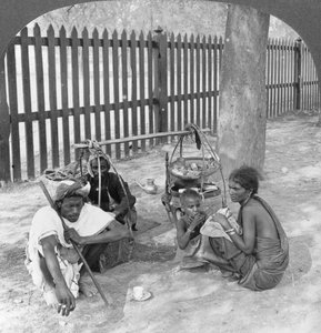 Desayuno al borde del camino cerca de Mandalay, Birmania, 1908 de Stereo Travel Co