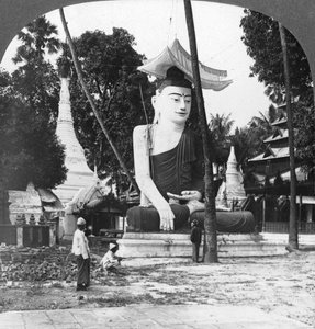 Estatua de Buda, Pagoda Shwedagon, Rangún, Birmania, 1908