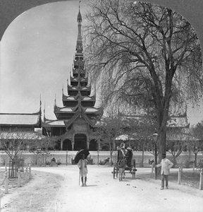 Vista frontal del Palacio Real, Mandalay, Birmania, 1908 de Stereo Travel Co