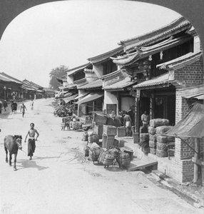Calle principal de negocios del barrio chino, Bhamo, Birmania, 1908 de Stereo Travel Co