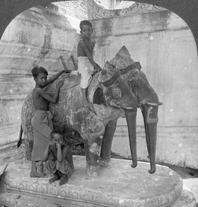 Elefante de tres cabezas guardando un santuario, Pagoda Arakan, Mandalay, Birmania, 1908