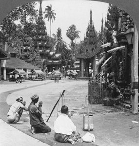 Adorando ante un ídolo, Pagoda Shwedagon, Rangún, Birmania, 1908