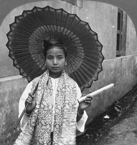 Joven mujer birmana sosteniendo un enorme cigarro, Rangún, Birmania, 1908