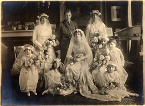 Retrato de boda grupal de Lady Blanche Cavendish y el Coronel Ivan Murray, Capilla de la Guardia, Lansdowne House, 21 de abril de 1919 (foto en blanco y negro) de Studio Lafayette