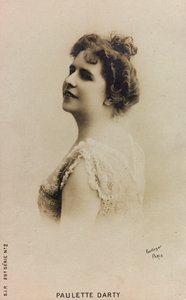 Retrato de la cantante francesa Paulette de Bardy, conocida como Paulette Darty; postal de Studio Reutlinger