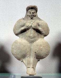 Arte oriental: estatuilla de terracota de mujer sosteniendo sus pechos, probable representación de Ishtar, diosa de la fertilidad. De Susa. Irán. Período elamita. Siglos XIV-XII a.C. Altura 0,16 m. Museo del Louvre de Sumerian Sumerian