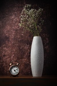Reloj antiguo y flores de Sumit Dhuper