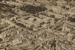 Vista novedosa del Museo Británico rodeado por los árboles masivos de Bloomsbury