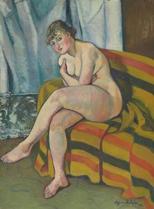 Desnudo sentado en un sofá