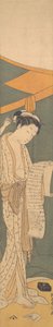 Mujer en bata de noche leyendo una carta