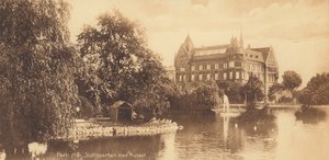 Malmo: Parte del parque del castillo con el museo (foto b/n) de Swedish Photographer