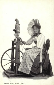 Mujer sentada en una rueca