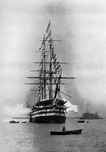 HMS Duke of Wellington disparando un Saludo Real como buque insignia en Portsmouth, Hampshire de Symonds and Co