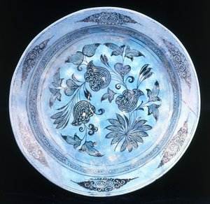Plato vidriado turquesa, con diseño floral estilizado, siglo XV