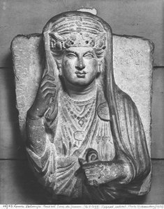 Relieve funerario de una figura femenina, de Palmira, Siria de Syrian School
