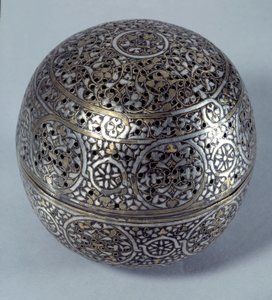 Arte Oriental: Perfume Frule (quemador de perfume) o calentador de manos de Siria, finales del siglo XV, principios del siglo XVI. Aleación de cobre martillada con decoración grabada, perforada, incrustada con oro, plata y pasta negra. París, Museo del Lou