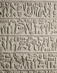 Fragmento de escritura jeroglífica que relata la vida del rey Katusas, hitita de Syrian Syrian