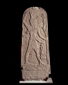 Arte oriental: estela del dios Baal en relámpago. Escultura del siglo XV a.C., Siria. París, Museo del Louvre