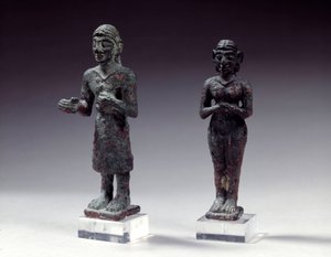 Estatuillas de adoradores y diosa en bronce, de Siria 2300-2000 a.C. París, Museo del Louvre de Syrian Syrian
