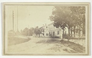 Sin título (vista de la carretera con casas de tablones blancos) de T. Holmes