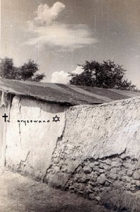 Jędrzejów. Muro del cementerio en la calle Kielecka. Durante la ocupación alemana, lugar de numerosas ejecuciones de polacos y judíos de Tadeusz Przypkowski