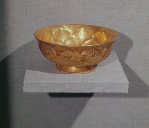 Cuenco decorado con pétalos de loto en relieve
