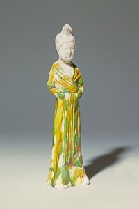 Figura de cerámica sancai de una dama de la corte de pie, Dinastía Tang
