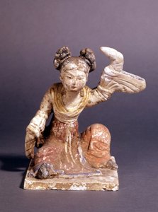 Estatuilla que representa a una mujer con traje tradicional de la dinastía Tang