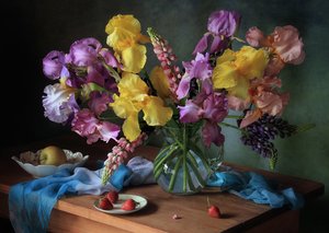 Lirios frescos y fruta de Tatyana Skorokhod