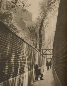 En Lansdowne Passage, donde un salteador de caminos una vez galopó por su vida, c1935 de Taylor
