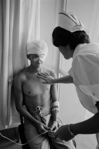 Soldados estadounidenses heridos en la guerra de Vietnam son trasladados en helicóptero al hospital de Clark A...