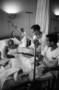 Soldados estadounidenses heridos en la guerra de Vietnam son trasladados en helicóptero al hospital de Clark A... de Ted Spiegel