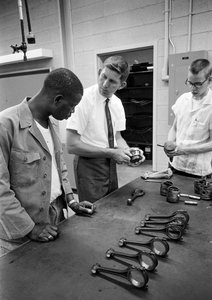 Formación en mecánica del automóvil en los Centros de Formación Industrial de Carolina del Norte en 1965...
