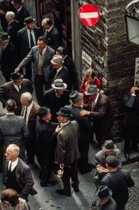 Mercado de productos agrícolas de los viernes con agricultores y otros hombres con sombrero. de Ted Spiegel