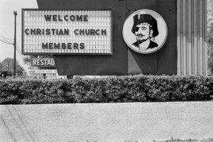 Irónico cartel de bienvenida a los cristianos con cara de pirata, Virginia